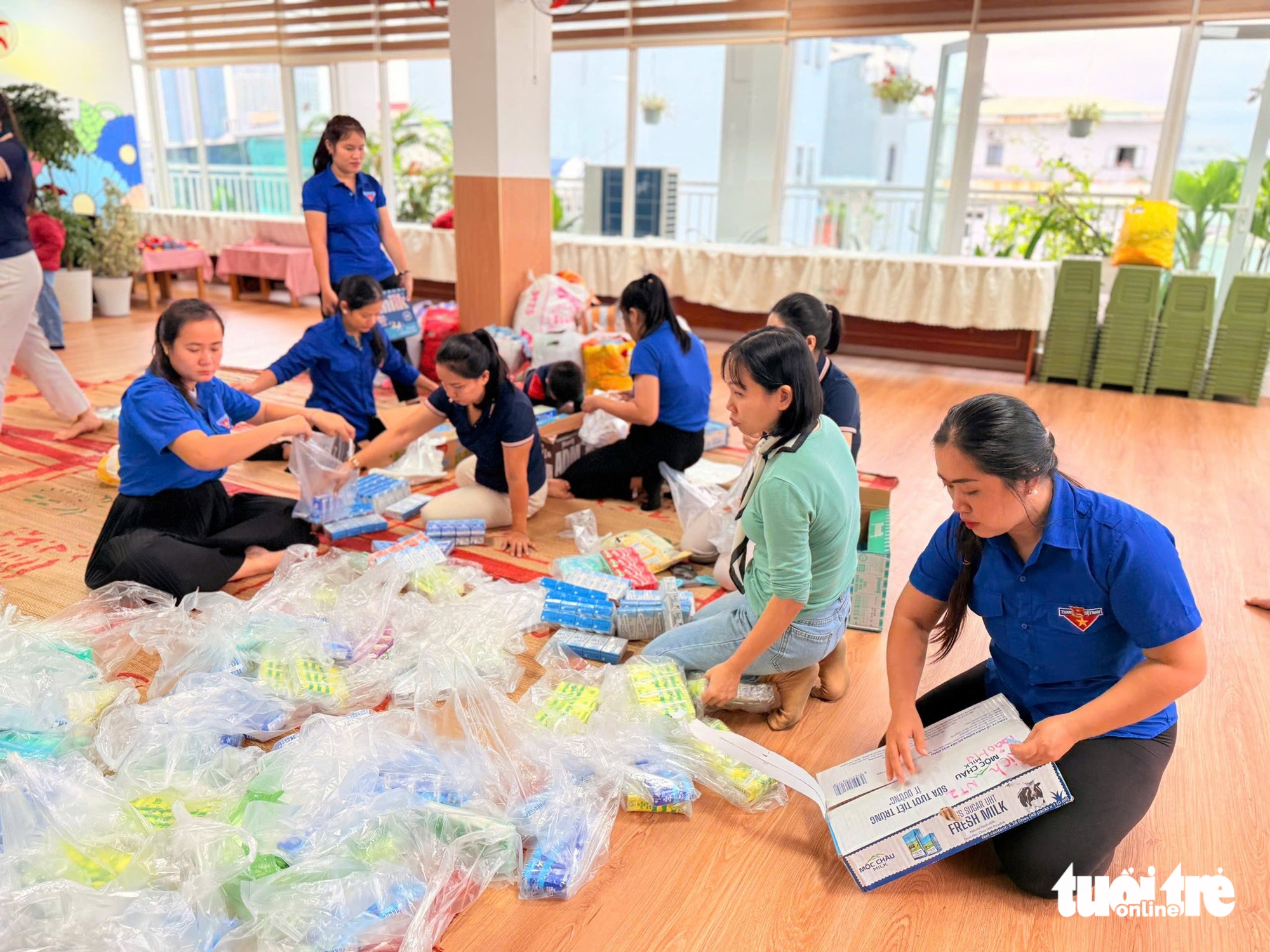 心疼幼儿园孩子们打包每双'还能穿'的鞋子送给洪水区的朋友