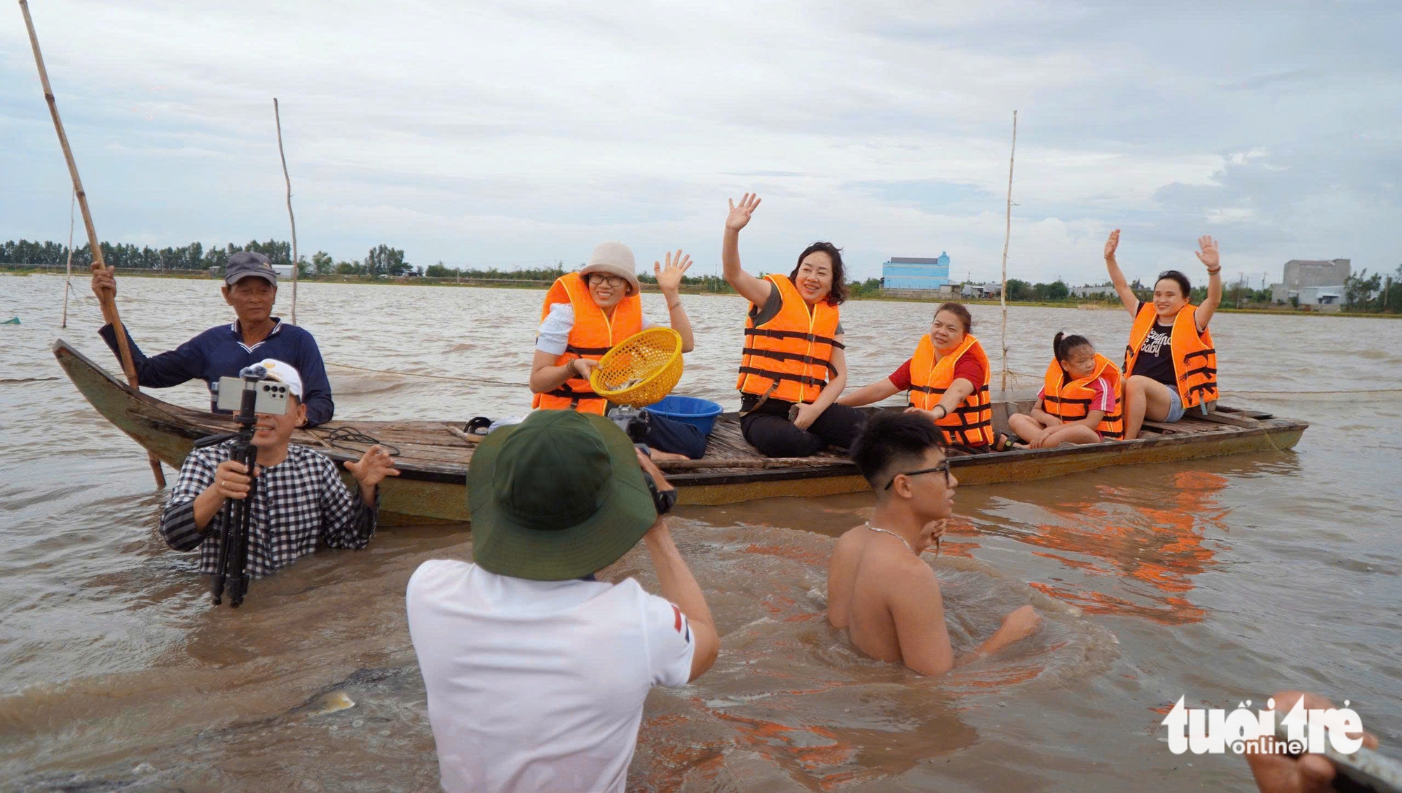 西部农民用舢板船载客游览涨水田野