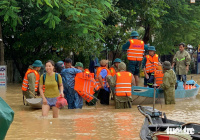 会安居民等待因洪水被困的亲人,第五军区调动军人支援