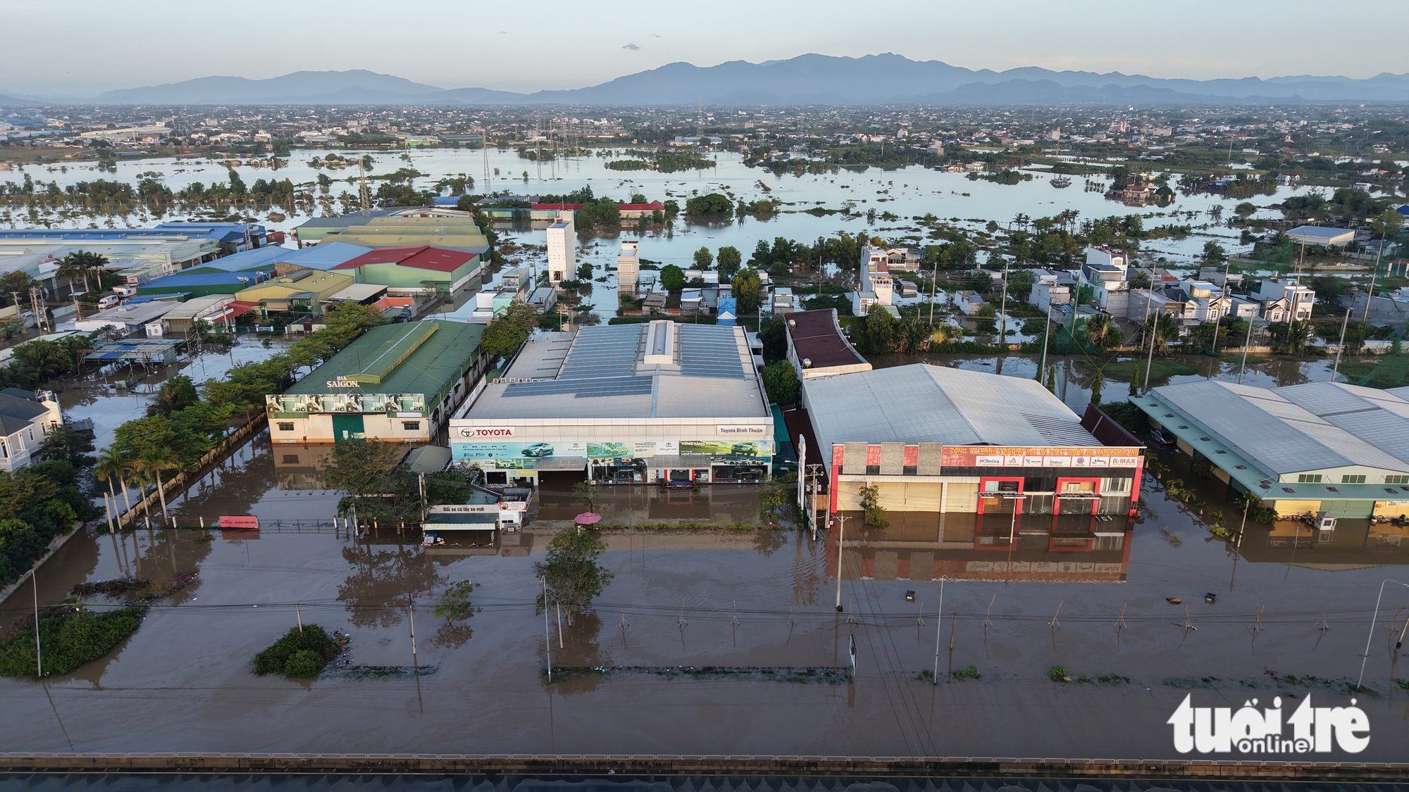 今天上午，洪水仍使平顺省旧区的函胜、富隆地区处于孤立状态