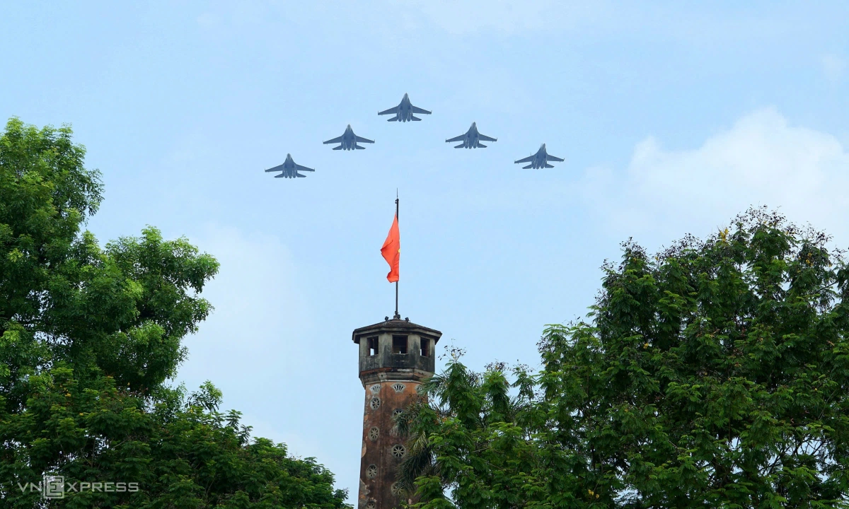 战斗机在巴亭广场上空盘旋