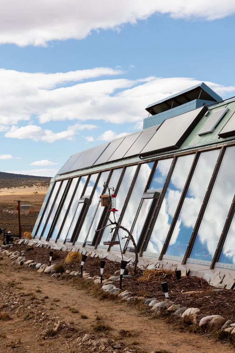 参观新墨西哥州奇特的自给自足绿色Earthship房屋