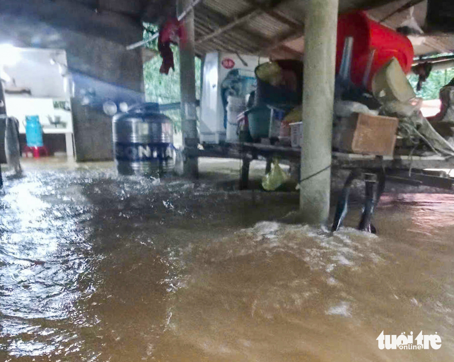 顺化：河水上涨，许多民宅被深淹