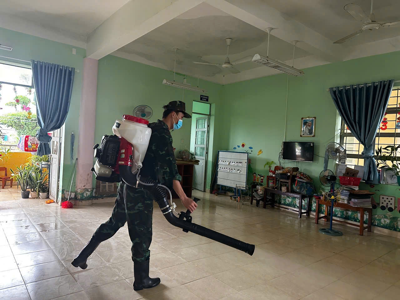 步兵清理淤泥到哪里，防化兵就带着特种车辆到那里消毒洪水区域