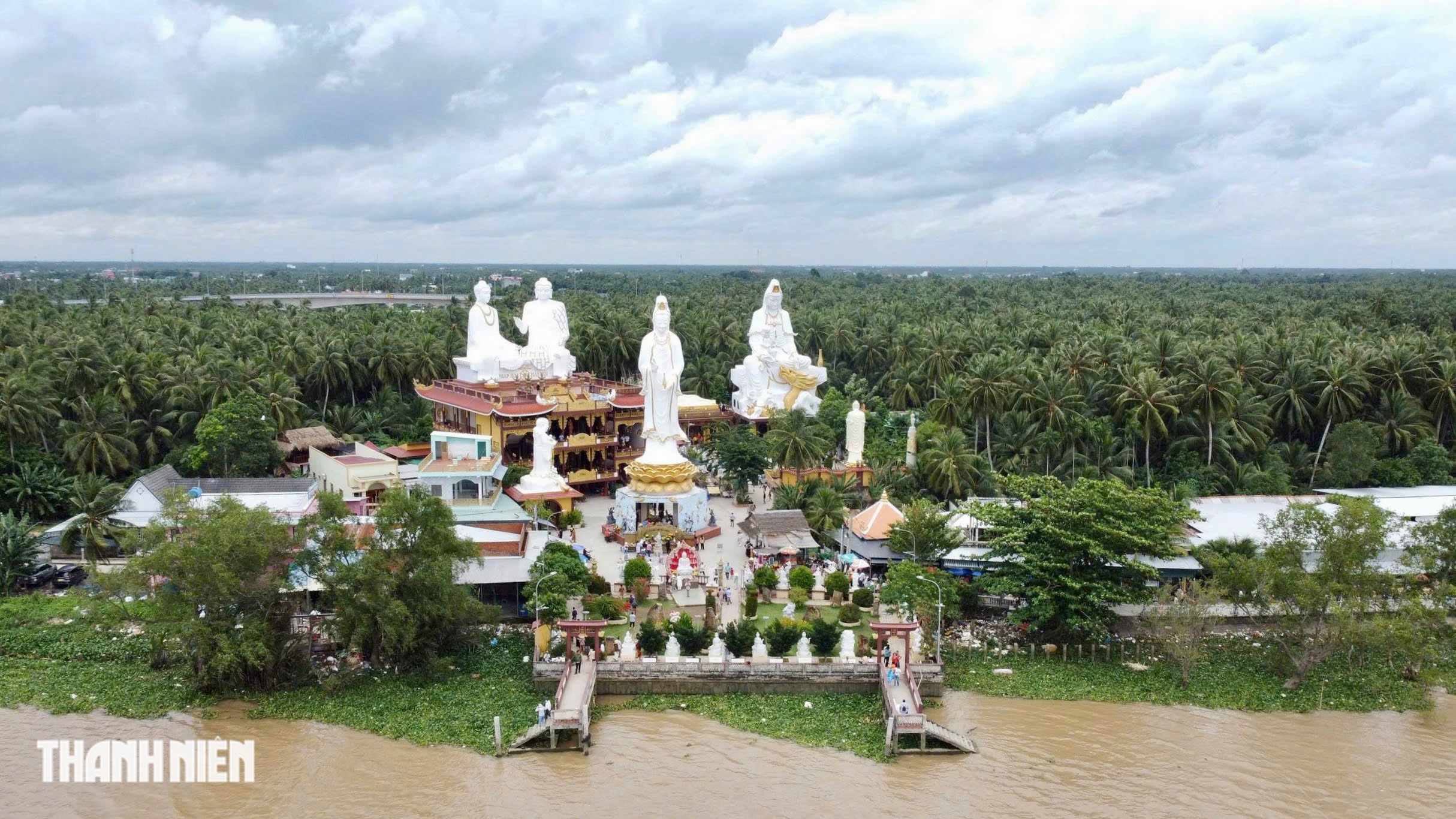 南海母寺位于三江交汇处，被果园环绕