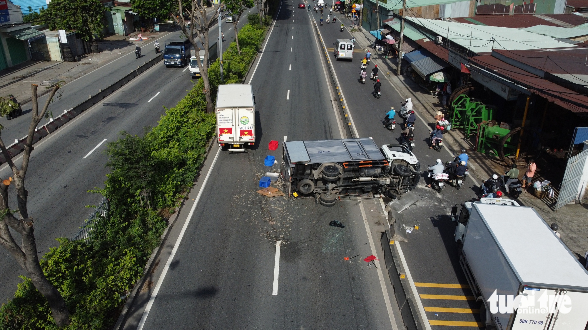 停在杜梅路上的爆胎卡车被其他车辆撞翻