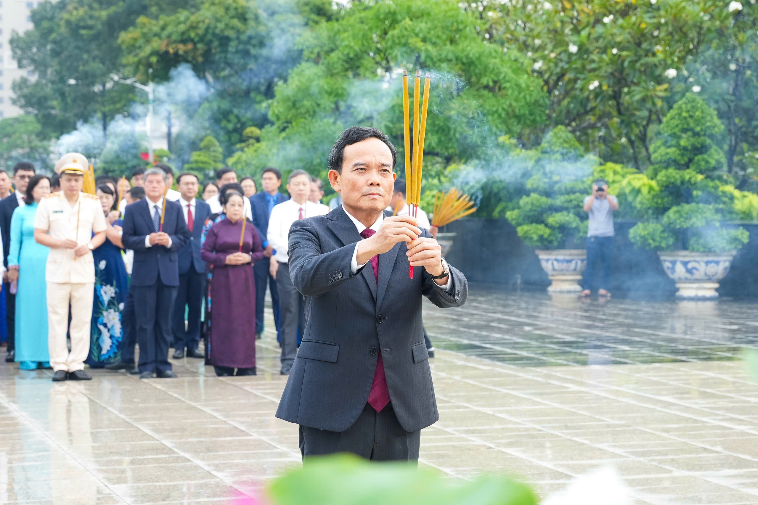 胡志明市领导敬香缅怀胡志明主席和孙德胜主席