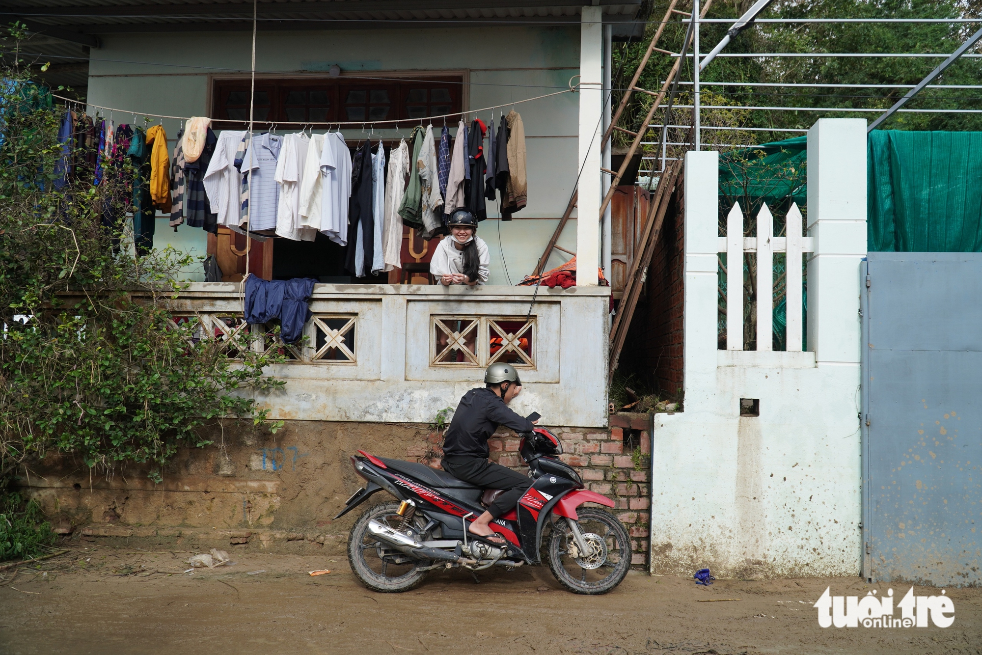 富安省旧区水退后房屋倒塌，道路出现“蛙嘴”裂缝