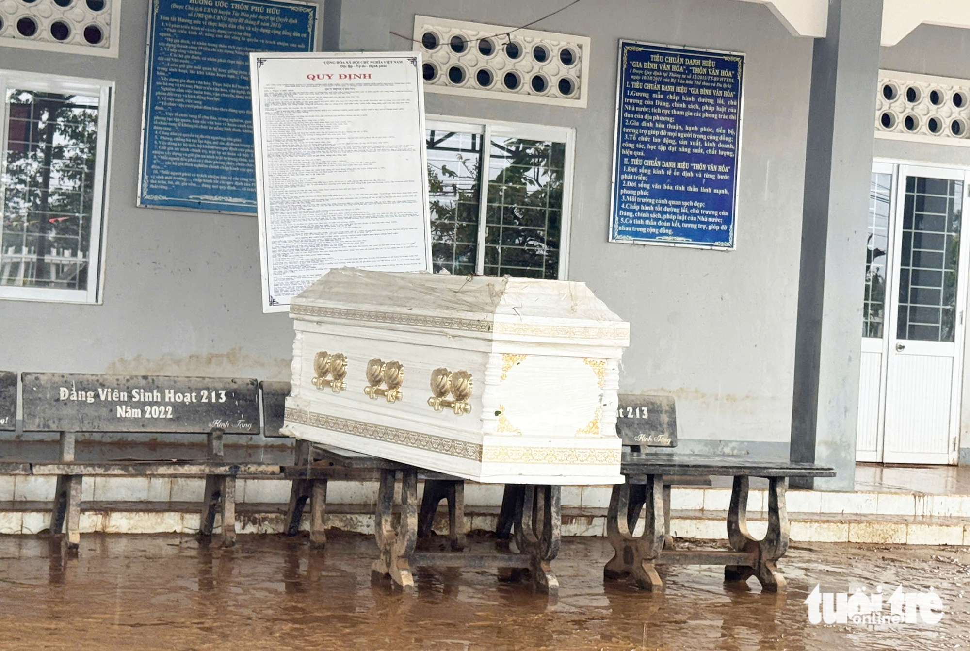 令人心碎的画面，从和盛洪水中心传来的悲痛