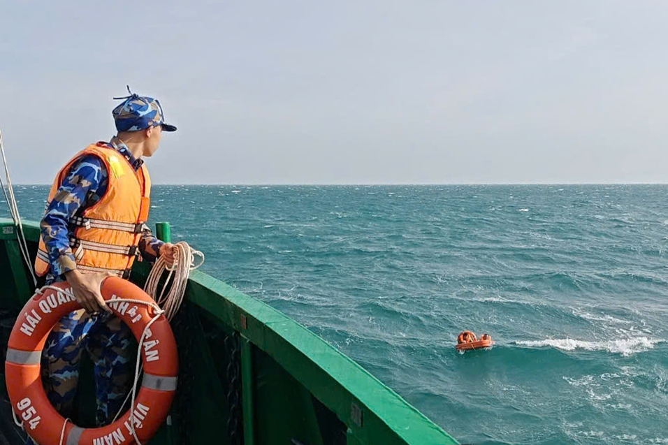 第五海军区成功营救两名海上遇险民众