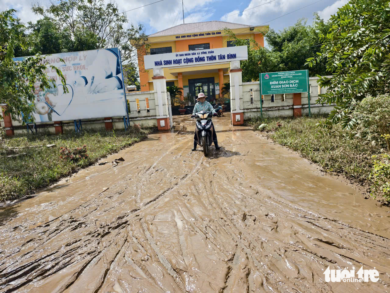 在卡莫吉台风后，居民和教师与泥石流、垃圾作斗争