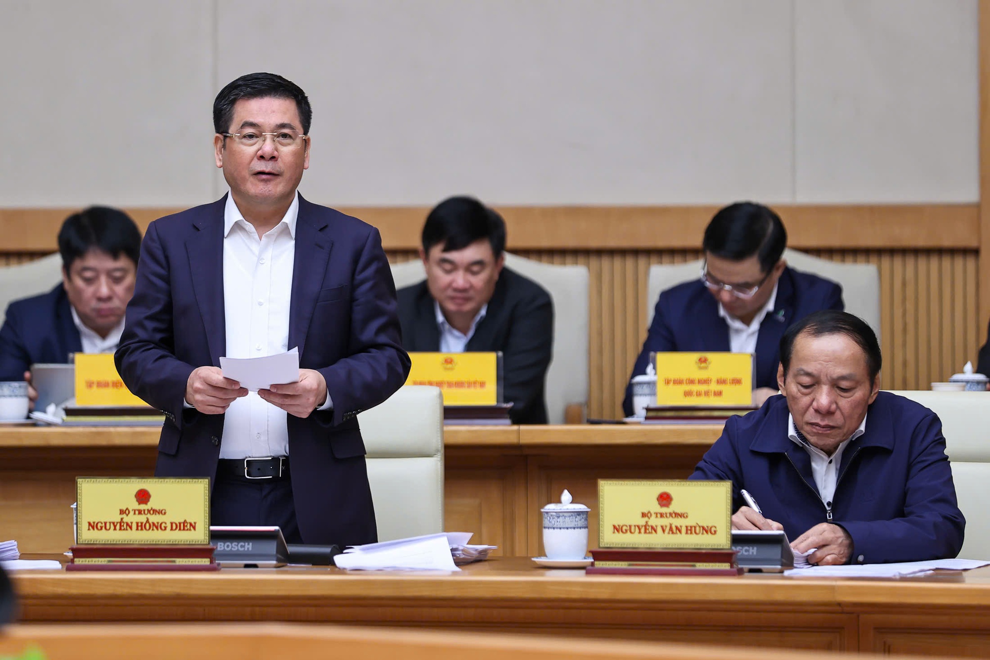 政府定期会议：建设部长报告社会住房情况，修复滑坡道路