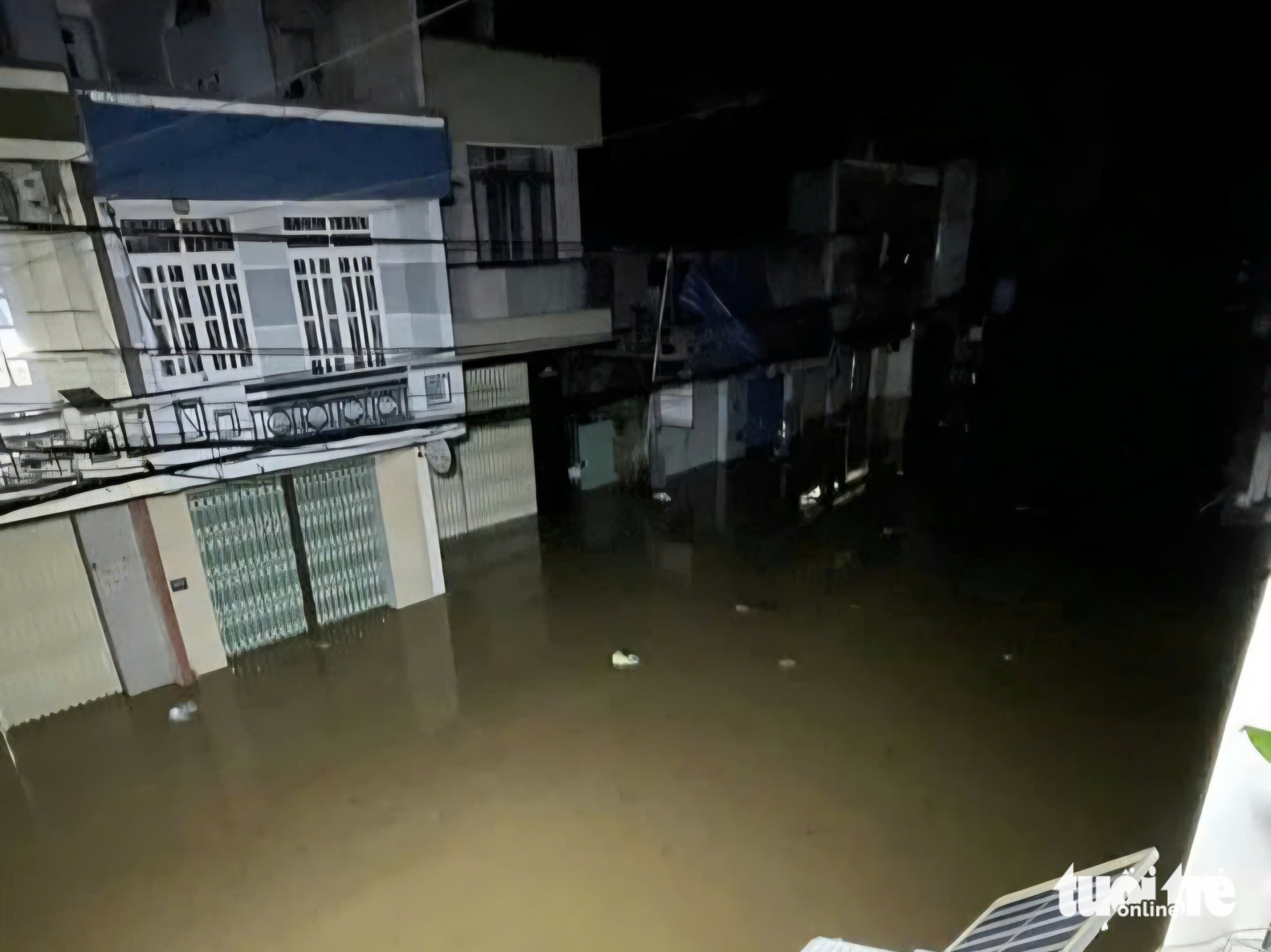 刚过去的台风，洪水淹没屋顶，民众措手不及