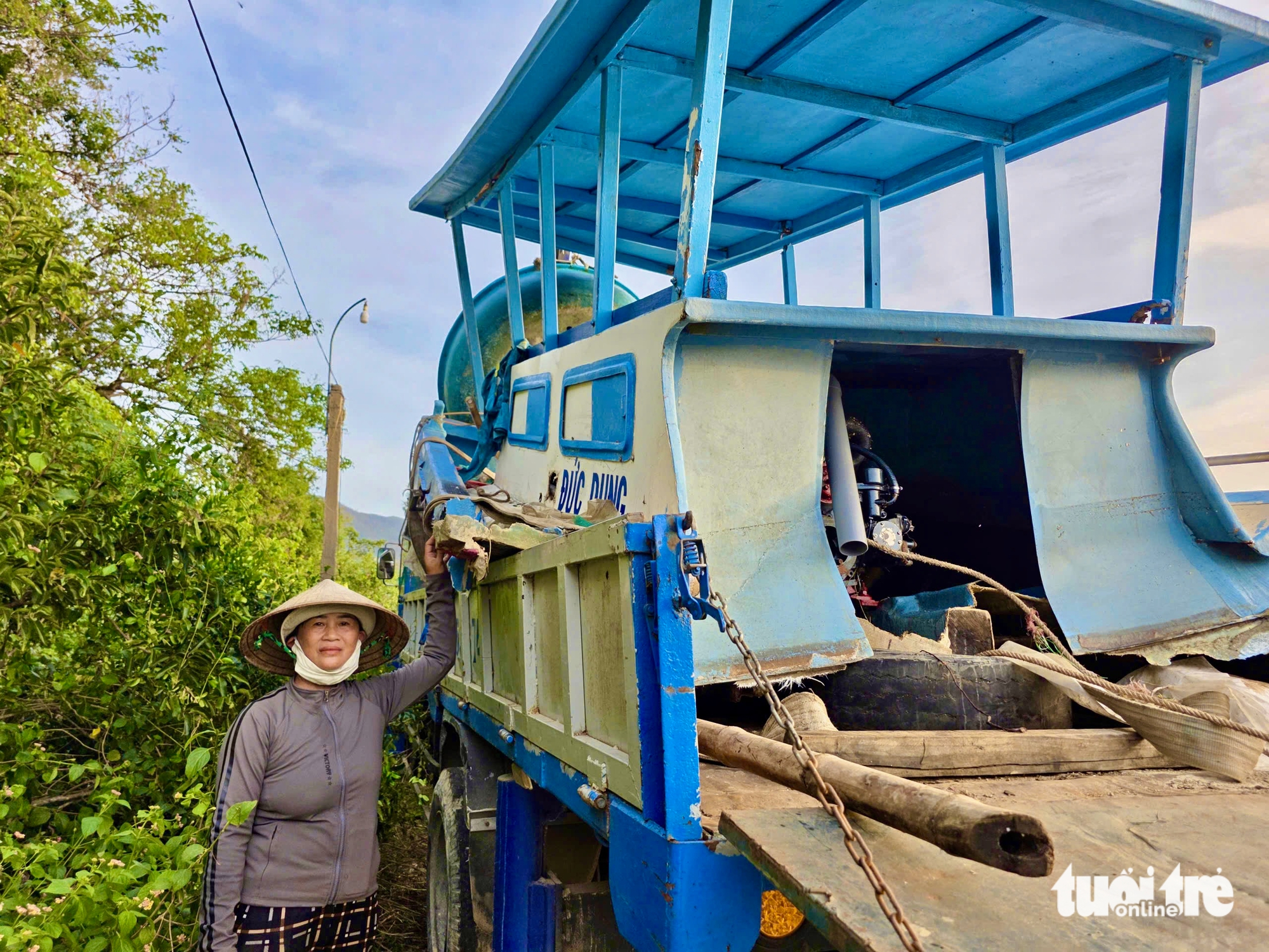 养殖户含泪看着13号台风后池塘鱼群死亡