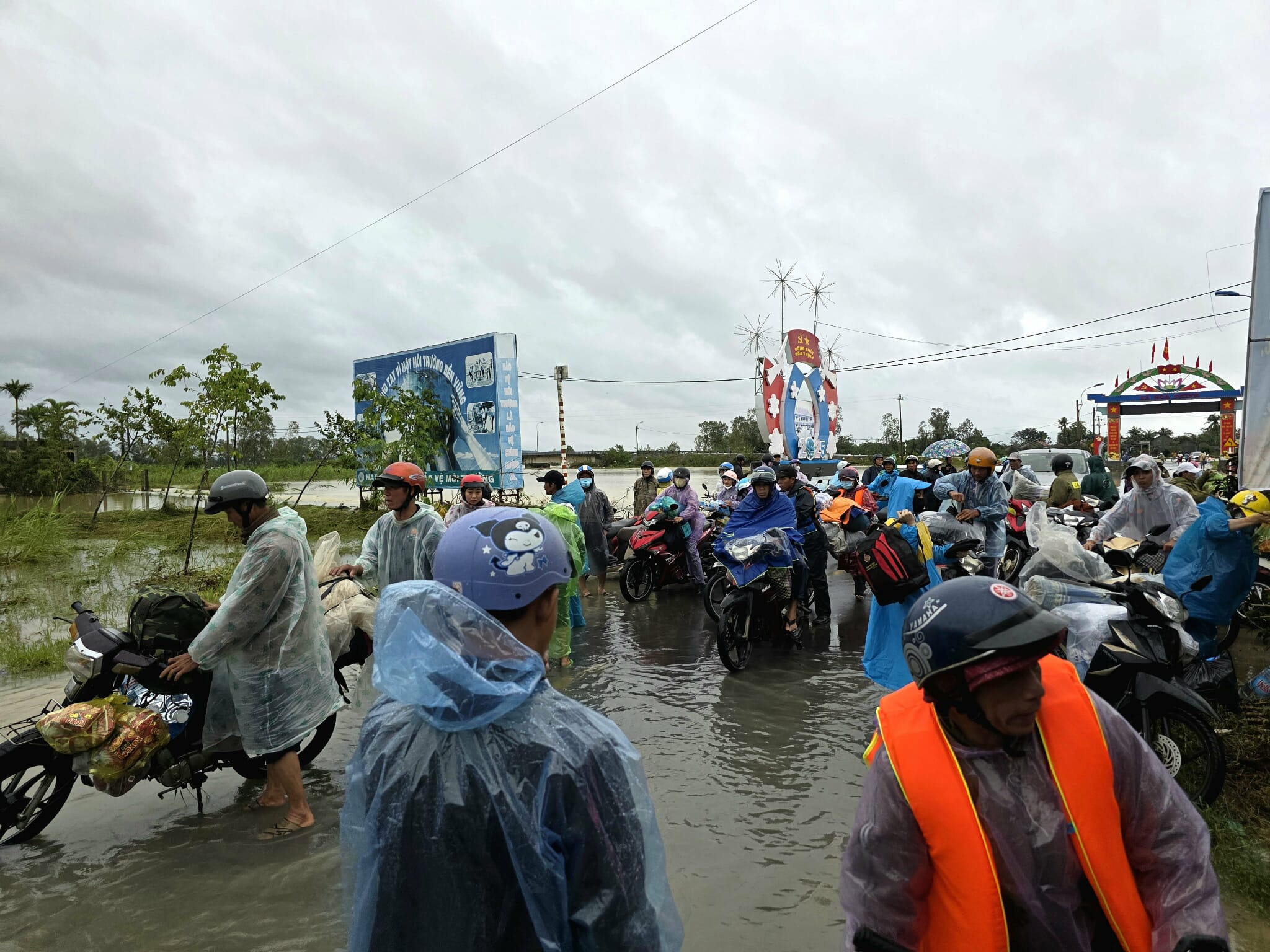 庆和省洪水逐渐退去；国道1号拥堵20公里
