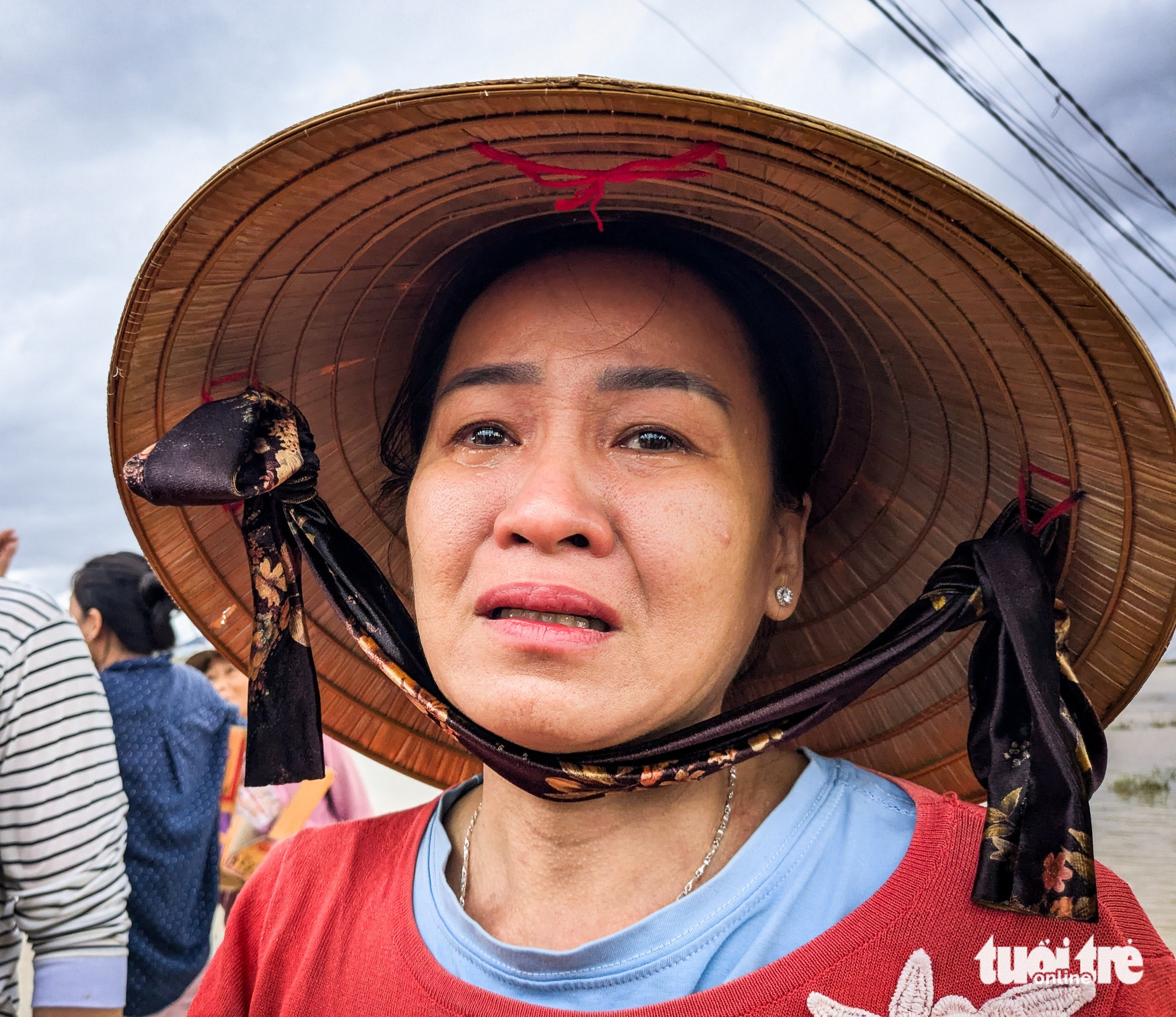 青年报紧急救援嘉莱省洪水中心地区同胞