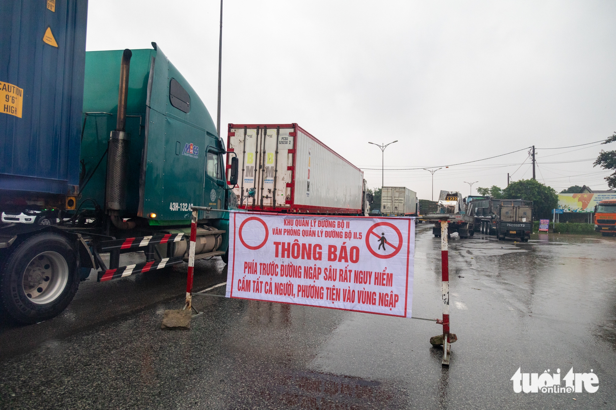 顺化市洪水：国道1号路积水深达65厘米，卡车排长队数公里通过积水点