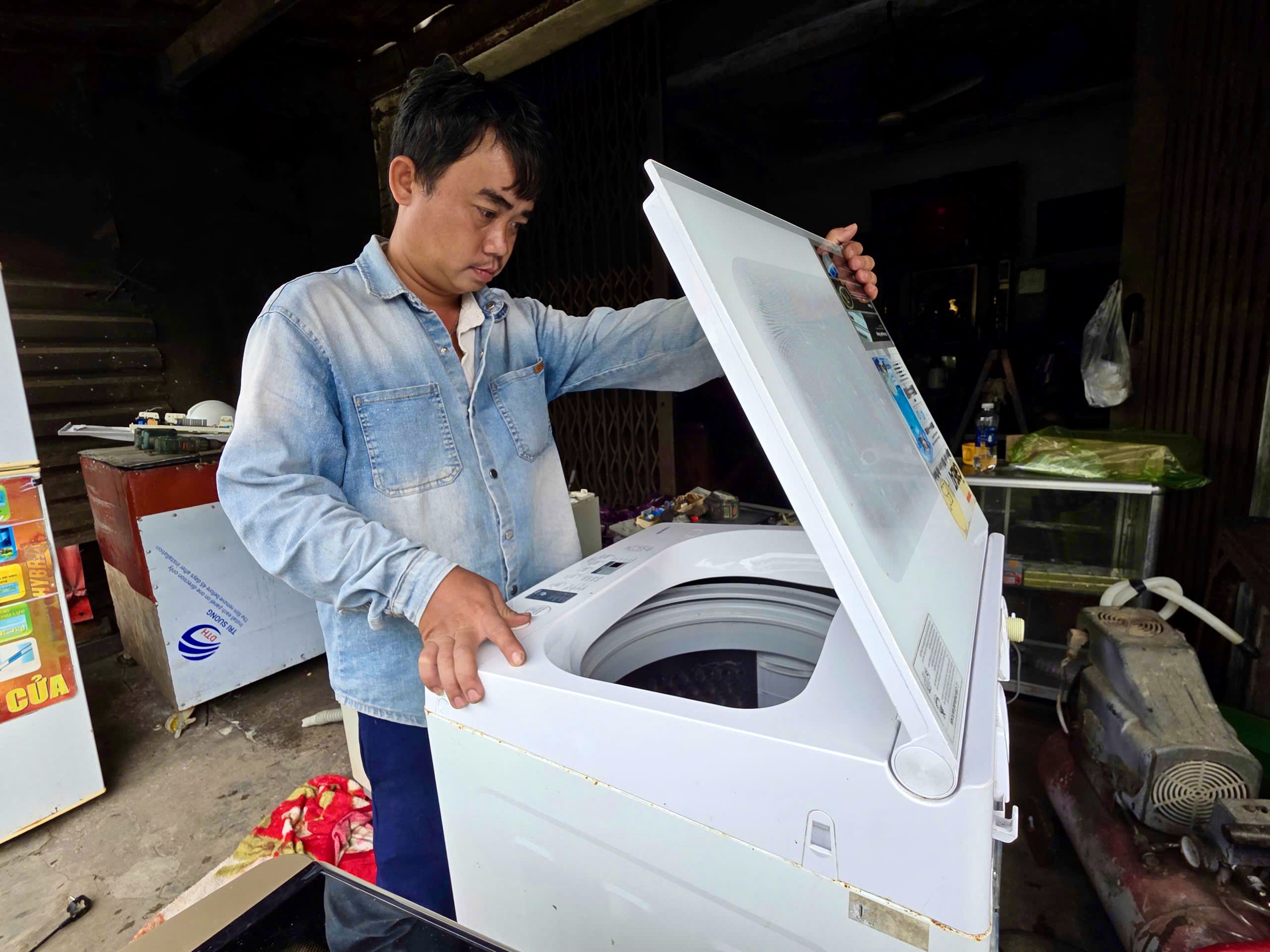 从胡志明市前往富安省的修车队帮助洪水地区居民，为志愿团队提供'零元'民宿