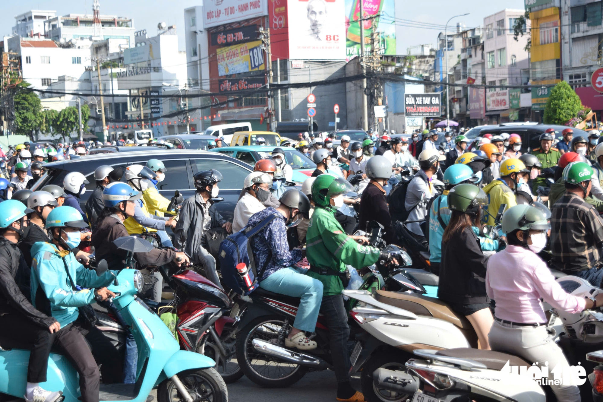 民主广场环岛经常交通堵塞，民众希望早日拆除'路障'