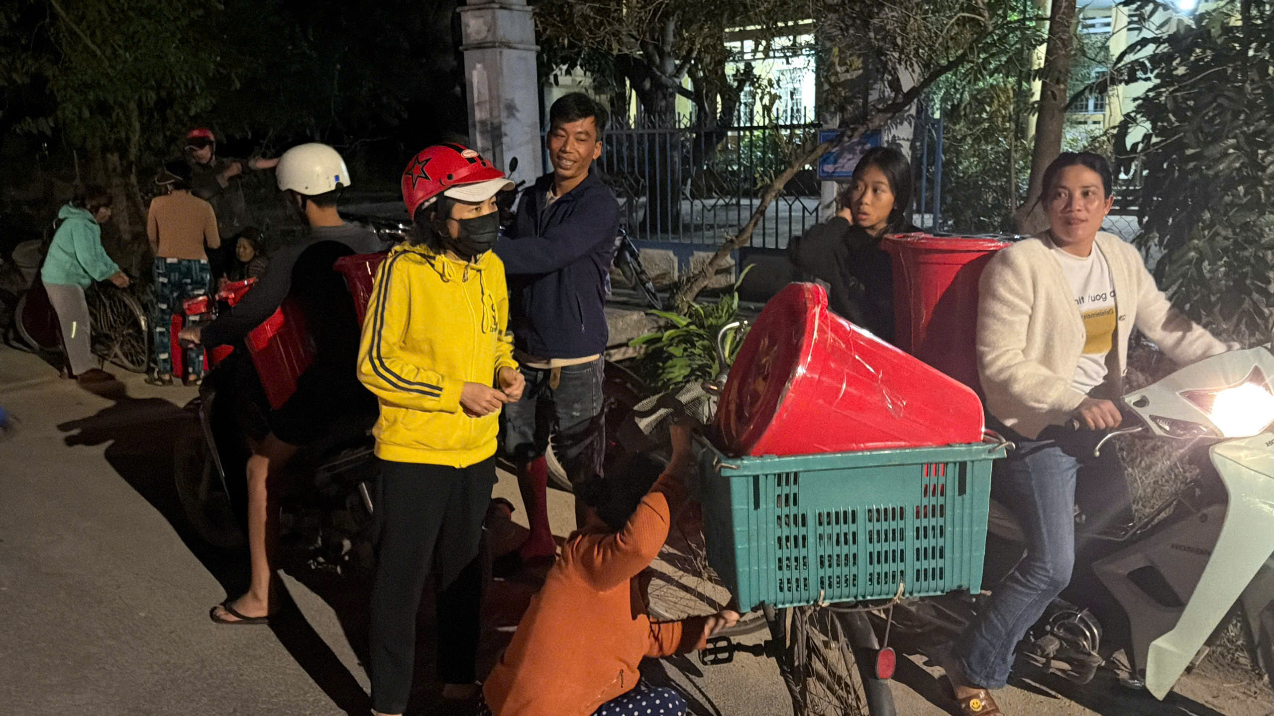 救援桶的“父亲”：父母将我放入塑料桶中躲避洪水