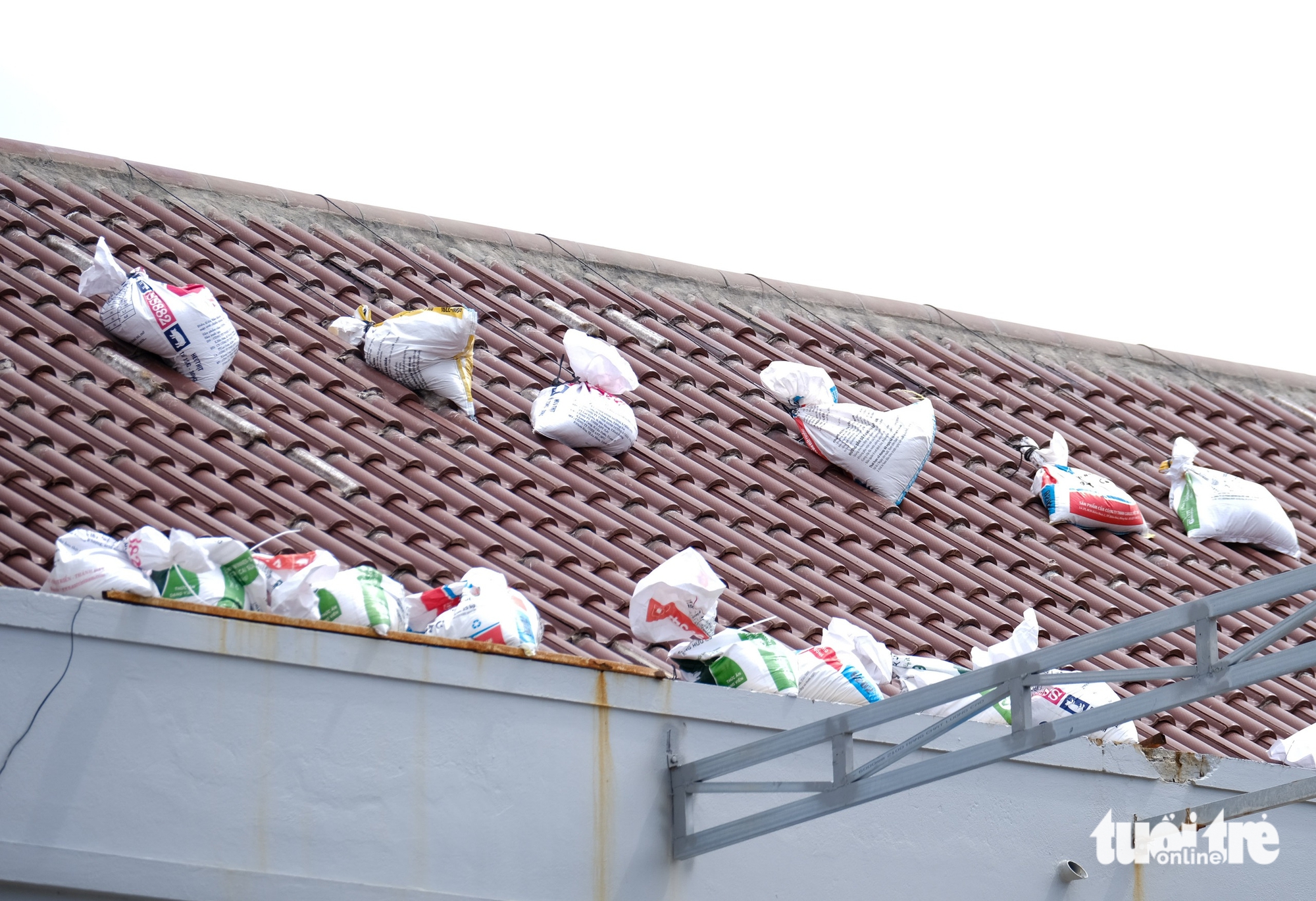 沿海居民用沙袋和石块压住屋顶以抵御台风Kalmaegi