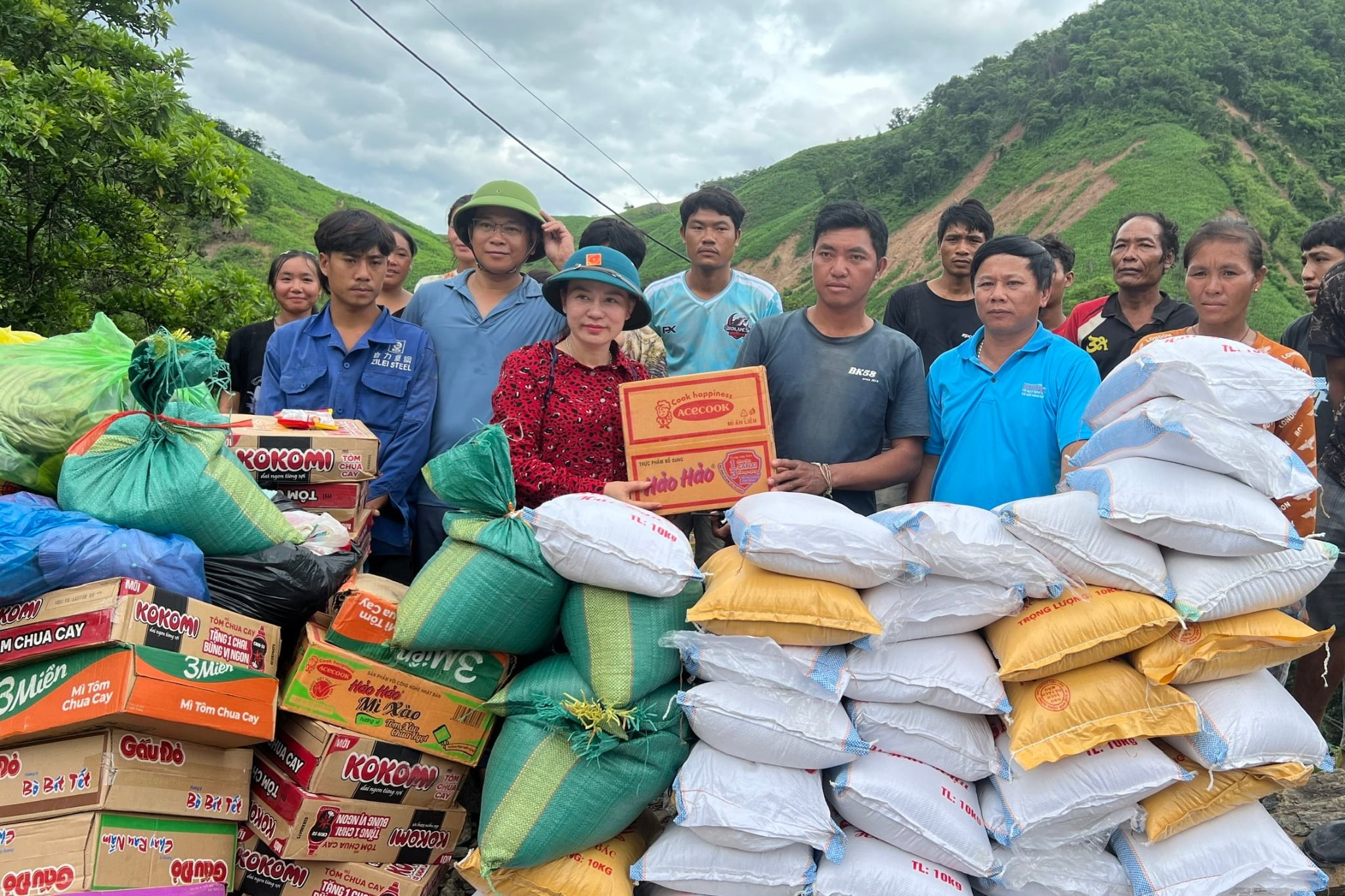老挝人民被洪水隔离，游泳过河求救得到越南义安人民的救援物资分享