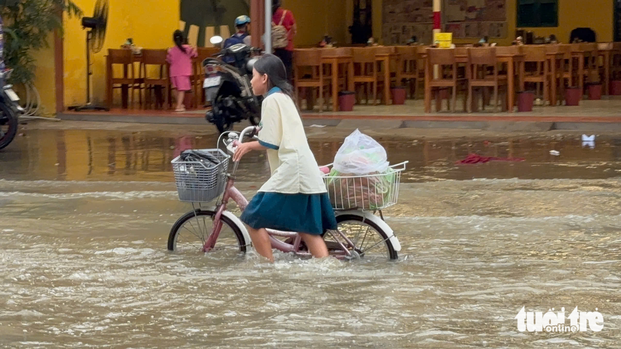 潮汐越过Thanh Đa的屏障，在Hiệp Phước淹没半辆车