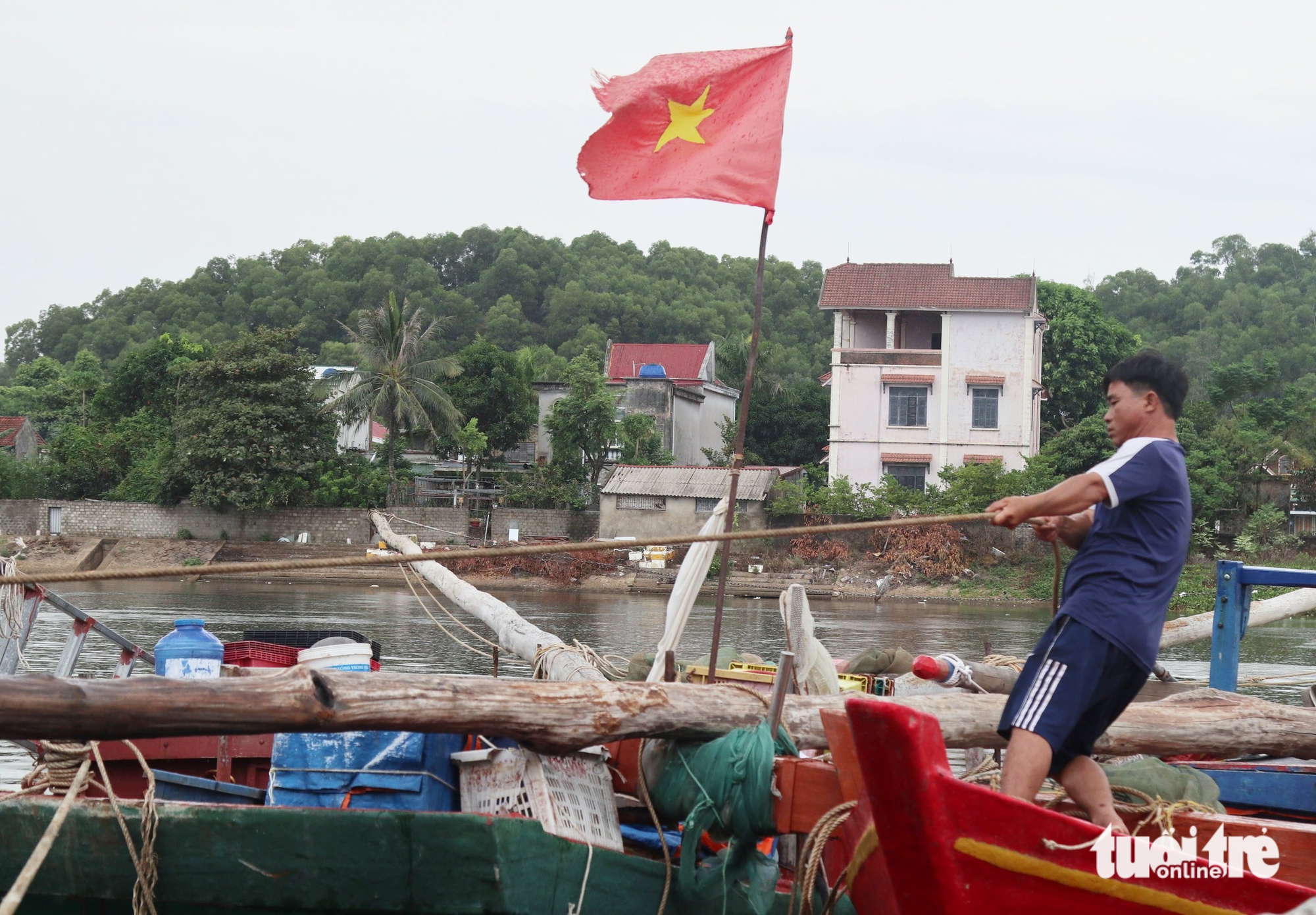 尽管有禁令，许多游客仍在第三号台风前在Cửa Lò海滩游泳