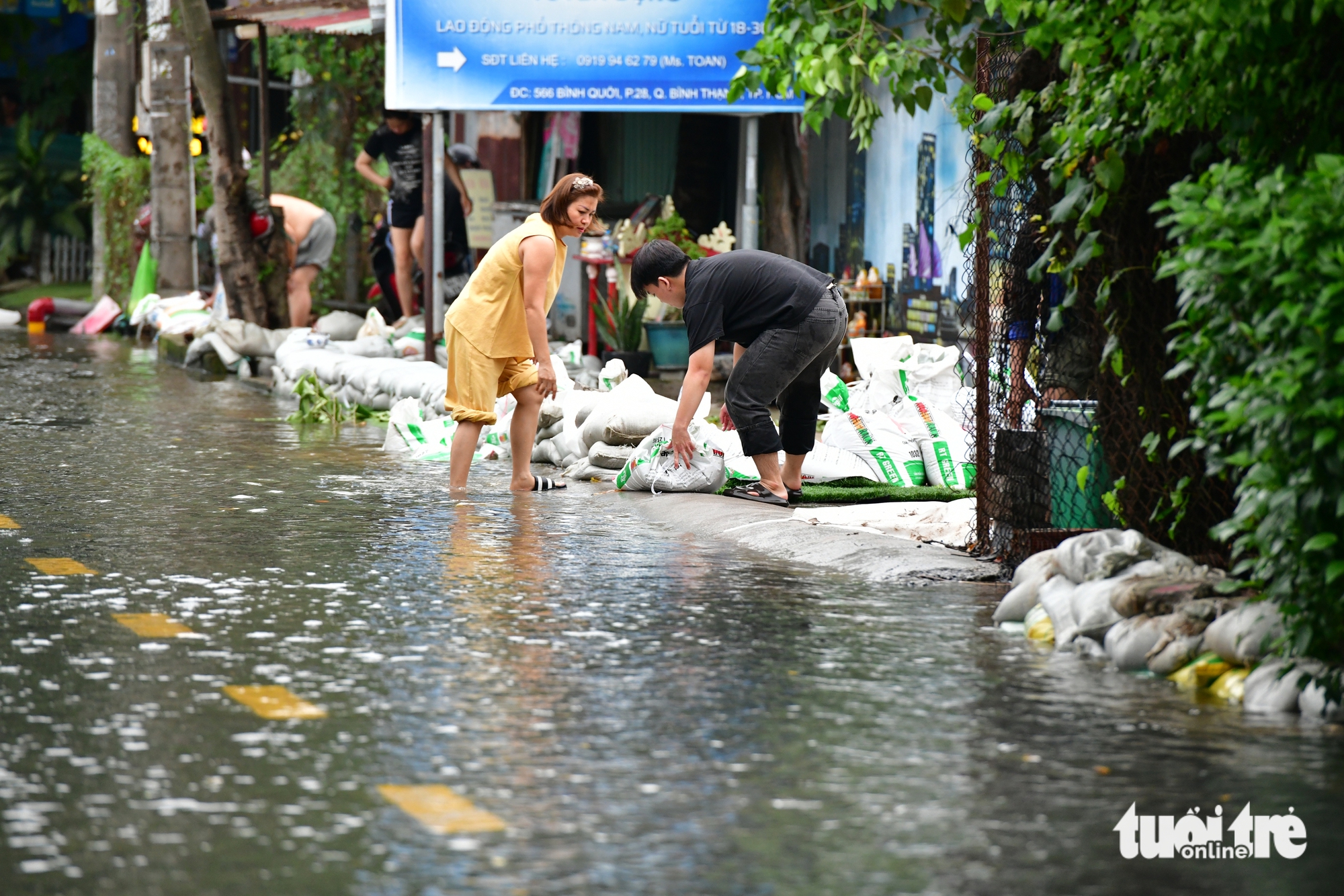 潮汐越过Thanh Đa的屏障，在Hiệp Phước淹没半辆车