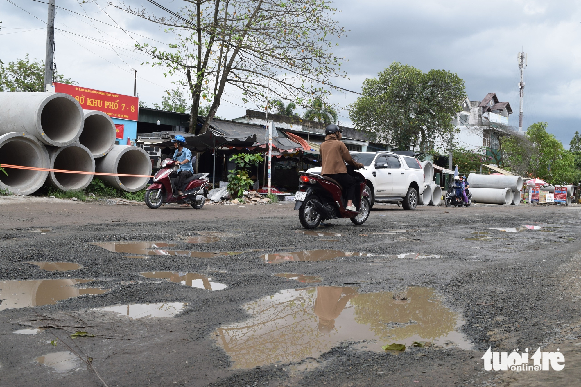 胡志明市卢卢路布满坑洞和洼地
