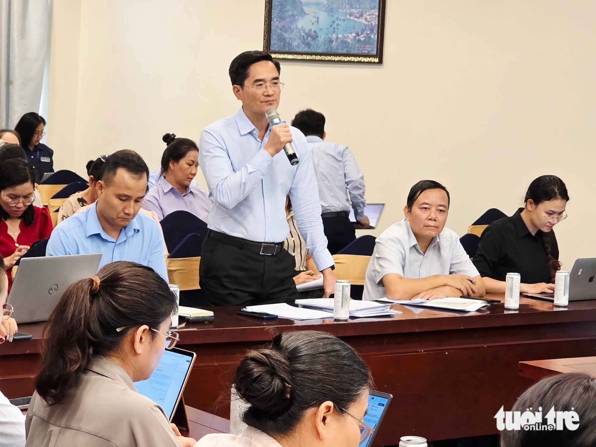 胡志明市代表建议取消不合理的收费站点