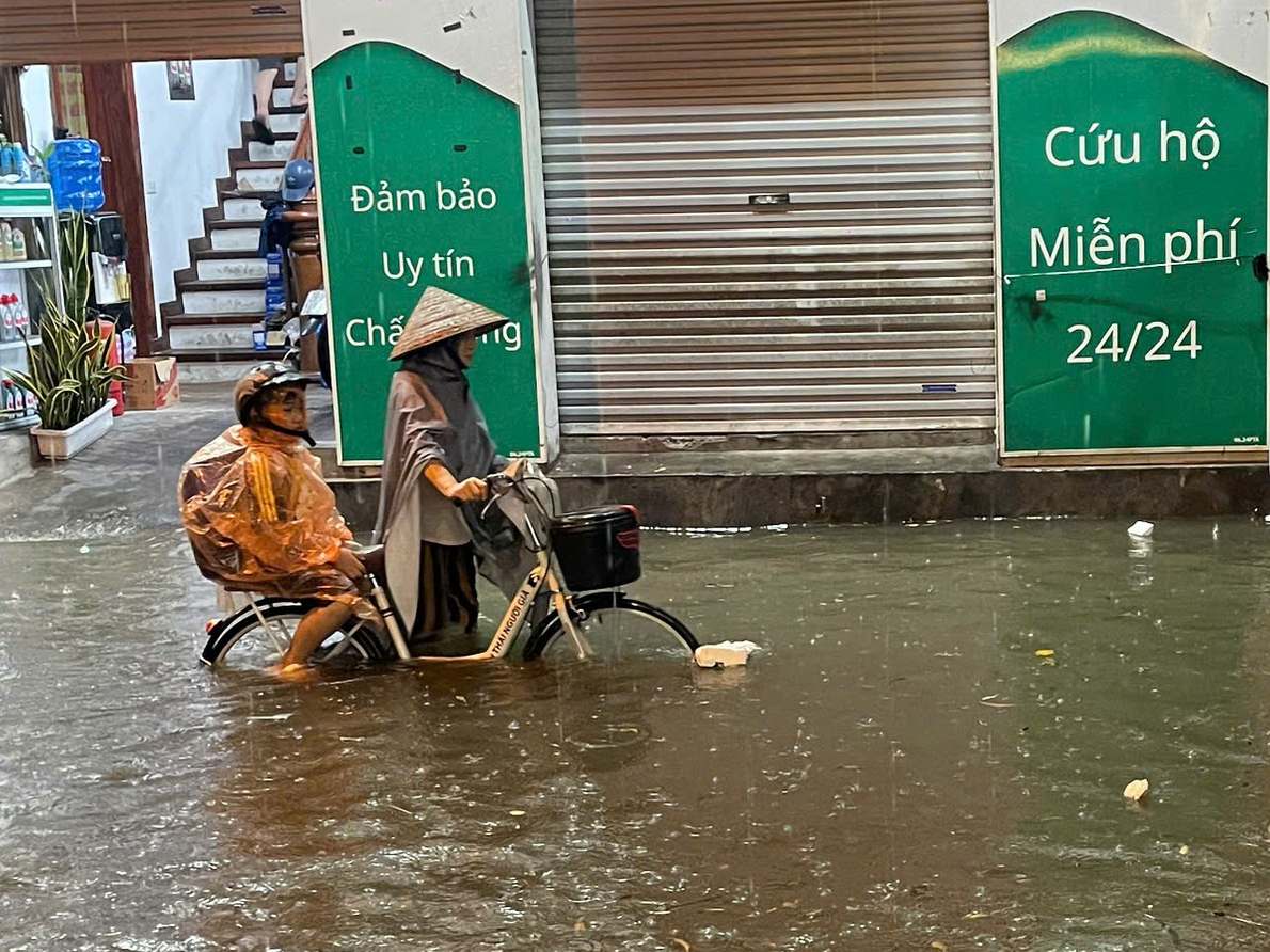 河内大雨如注，多条街道深积水