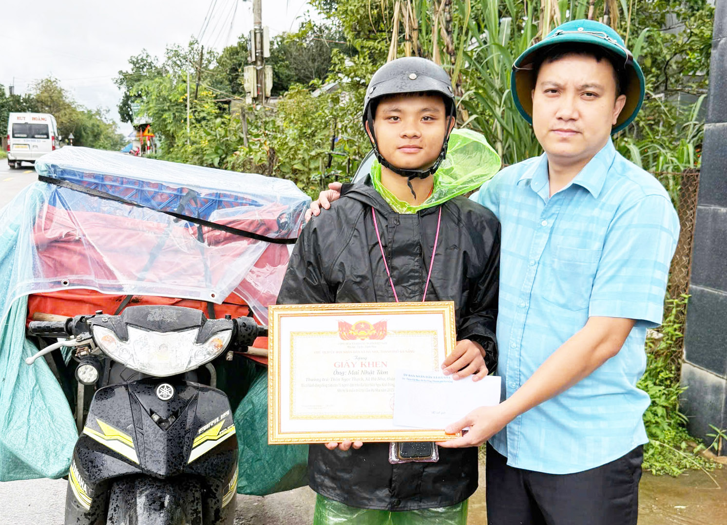 向多名在洪水中救助民众的人员颁发奖状