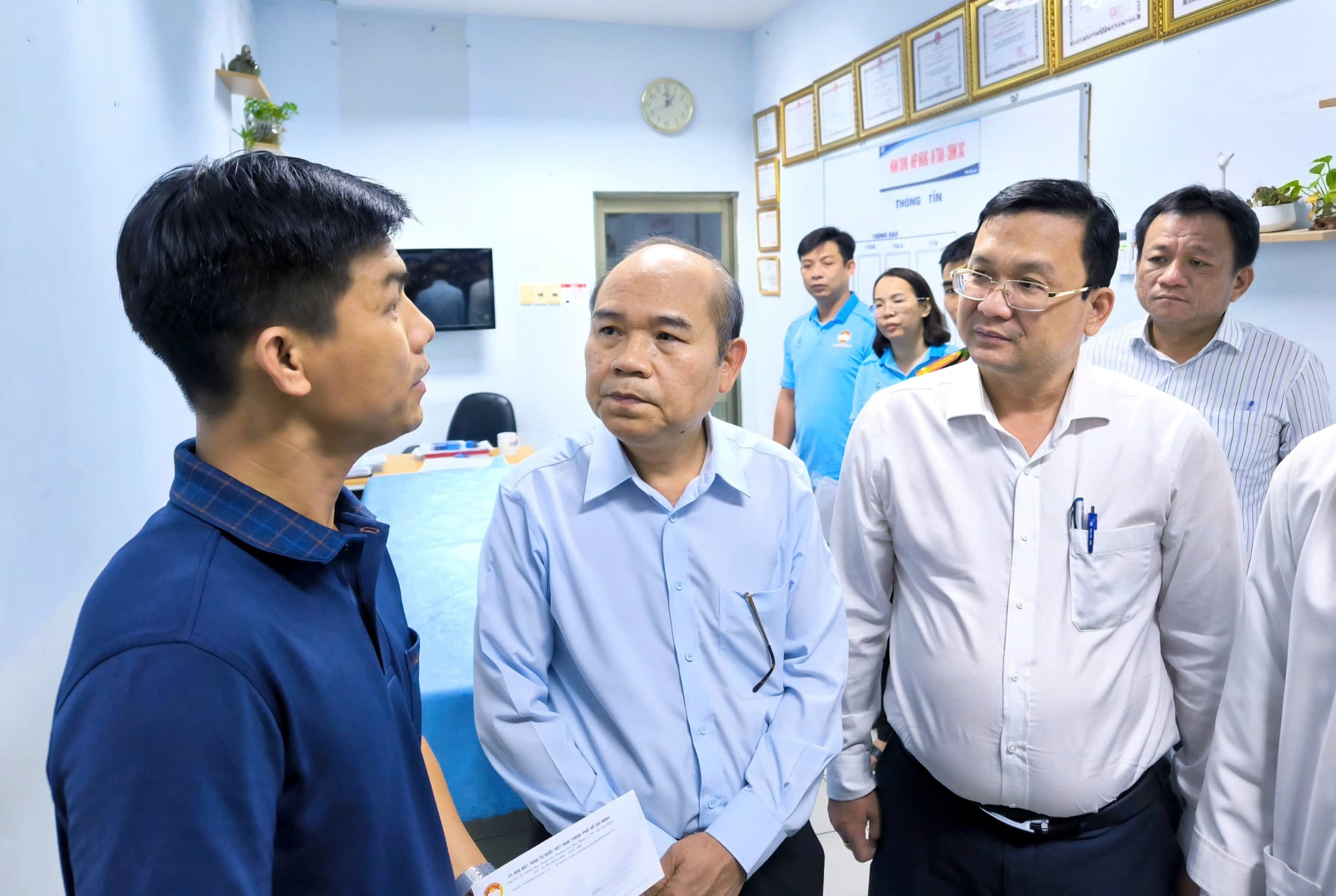 胡志明市人民委员会副主席陈文七探望蜗牛粉店火灾受伤受害者