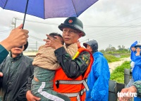 岘港:优先将洪水孤立地区的老人和儿童转移到安全地点