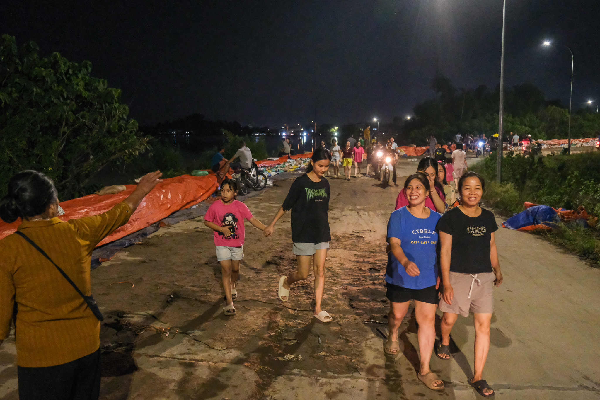 北宁老少男女自愿与部队、公安一起筑堤阻挡求江洪水