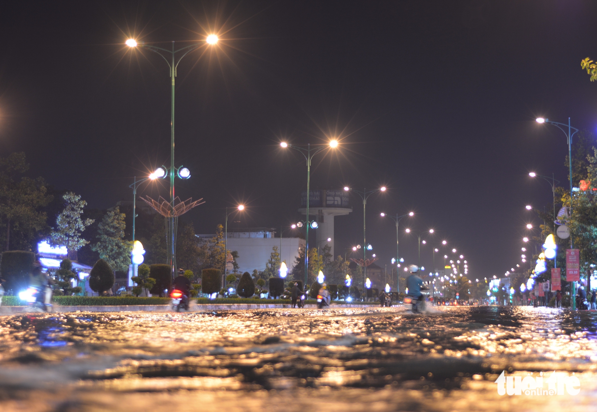 潘切市中心多条道路在大雨后严重积水