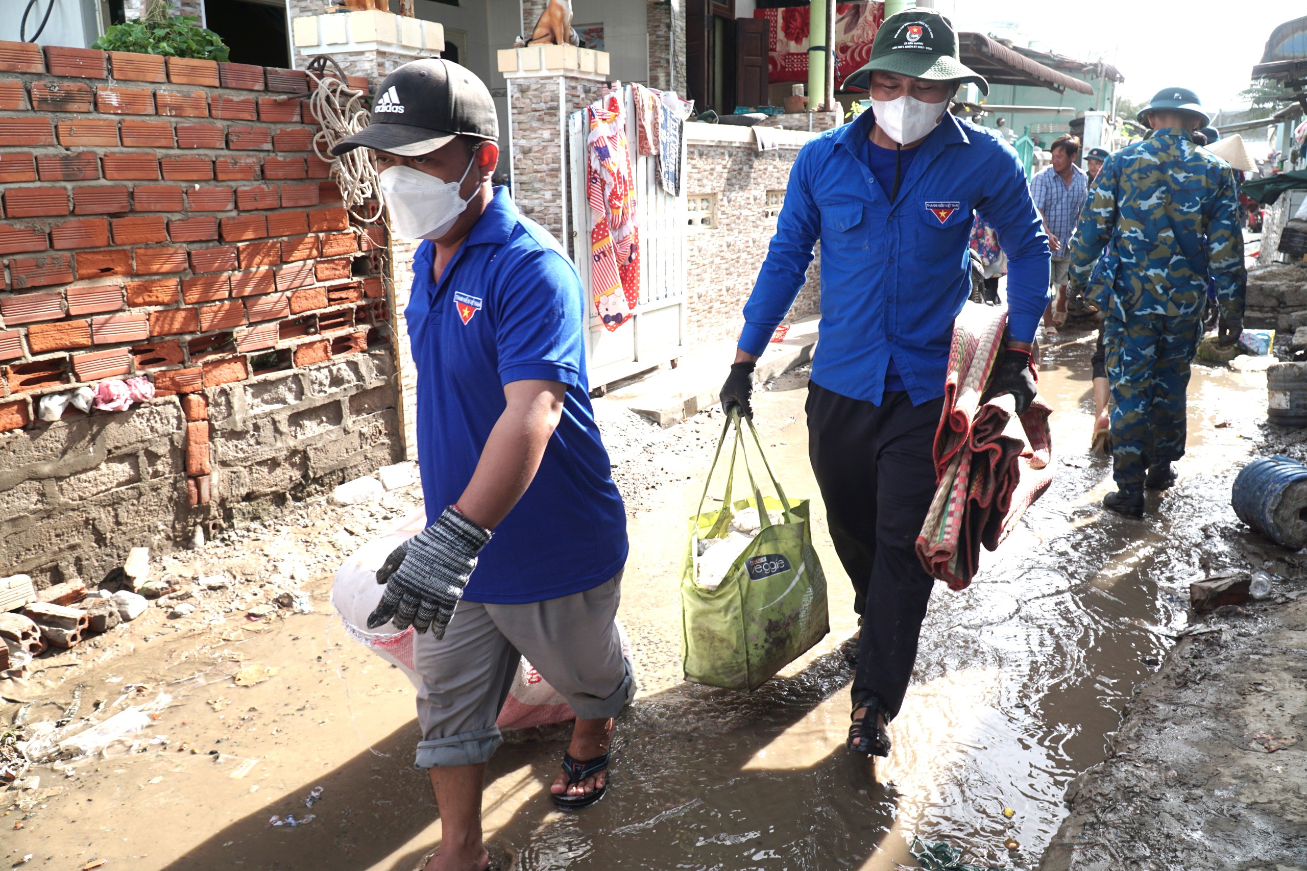 龙河水库前所未有地泄洪：联香居民许多财产随洪水流失