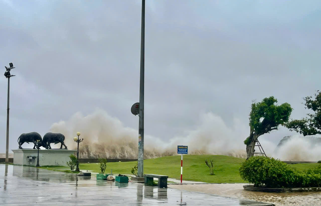 3号台风后水位迅速上涨，海防多条街道成河