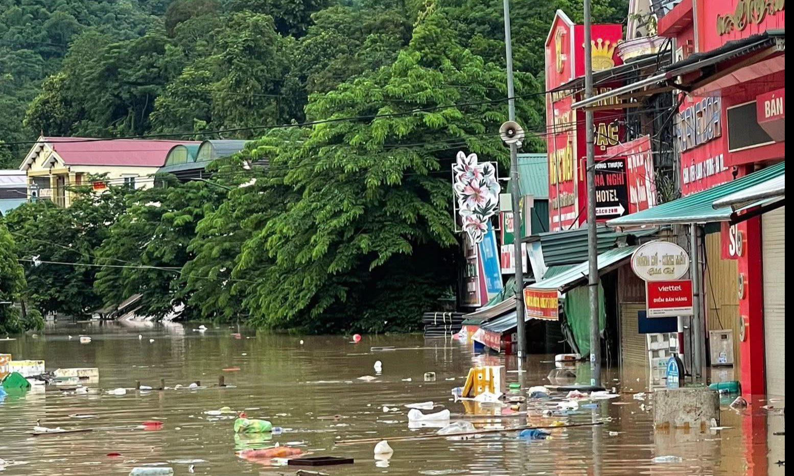 因暴雨洪水，义安省多个乡镇被淹，夜间疏散居民