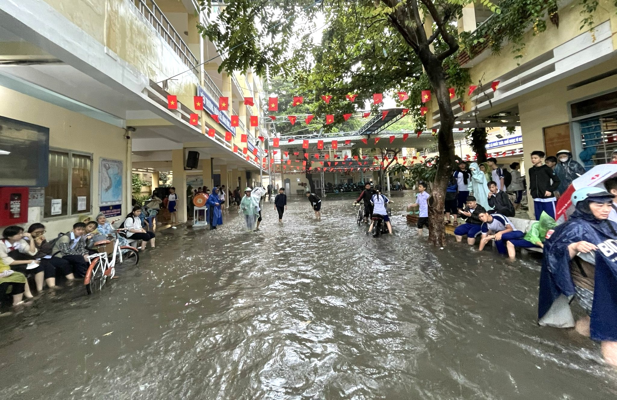 大雨，洪水涌入芽庄北部的民居