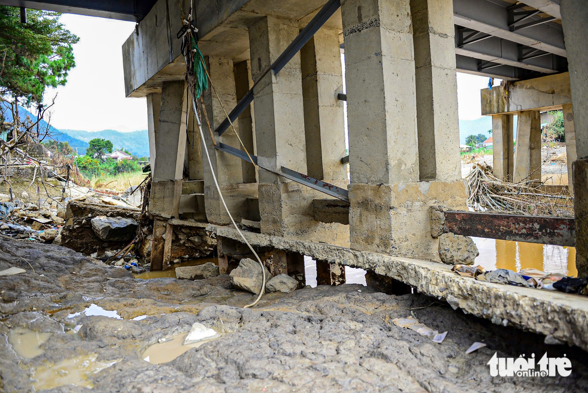 洪水过后，达尼姆许多民房濒临倒塌入河