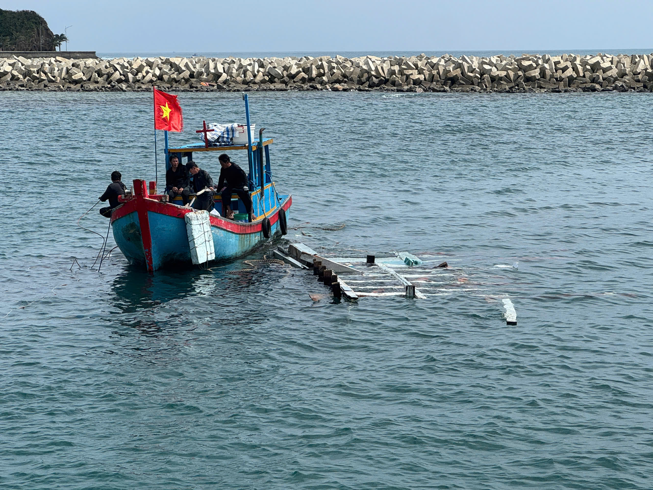 救援船船长‘撞船入港’以救10人的决定