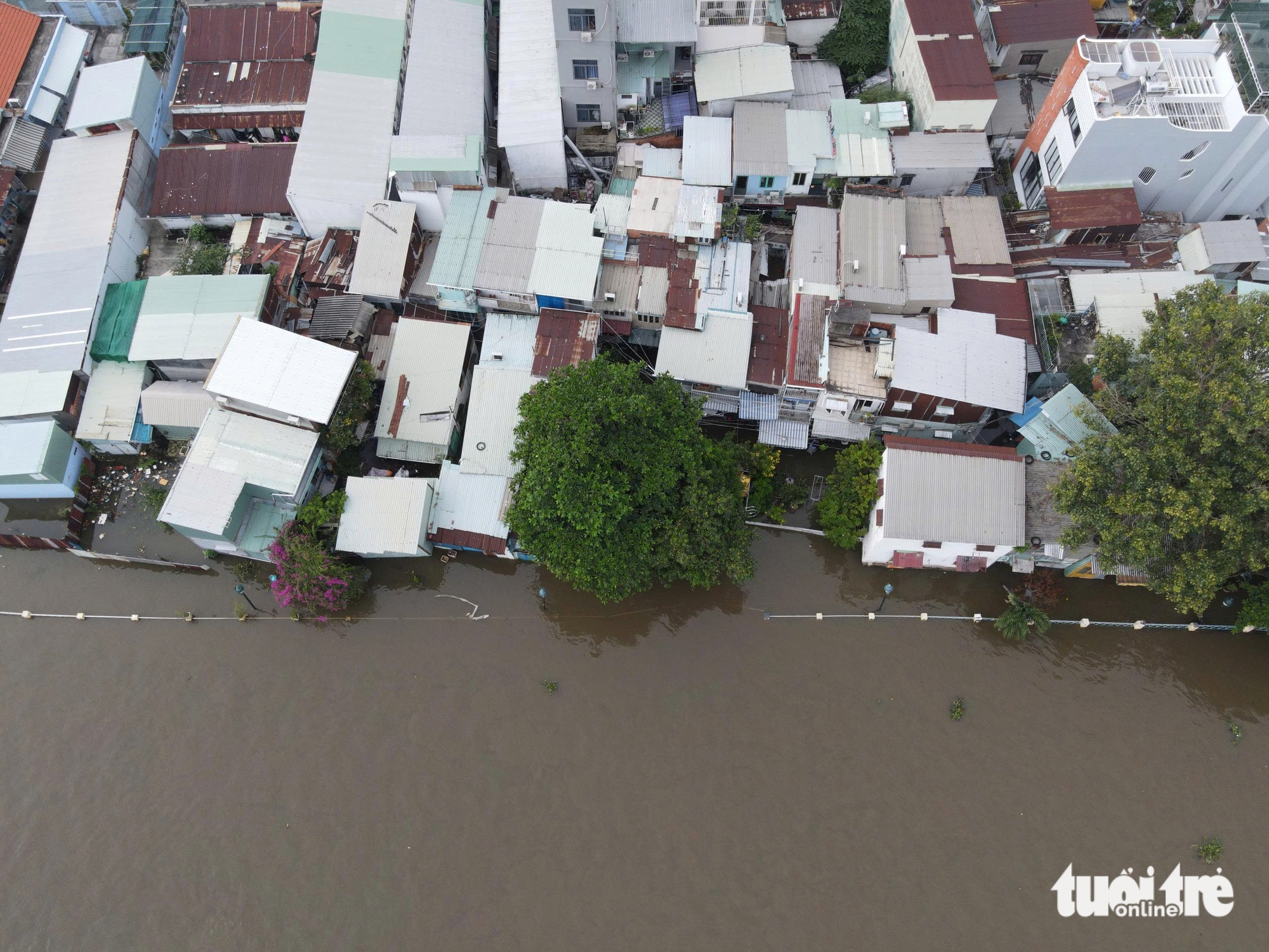 西贡河沿岸沉降，民宅地基开裂，护岸沉入河中，多人被迫搬迁