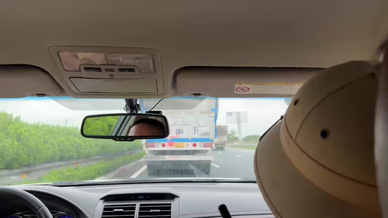交警在试点分道首日未对违规司机进行处罚