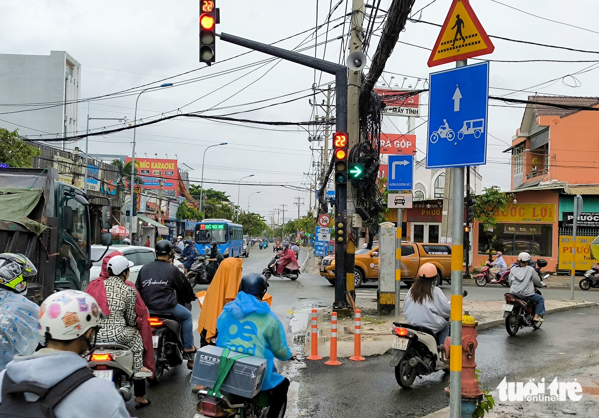 胡志明市修整人行道增设右转车道，车辆通行更快