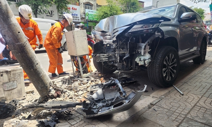 胡志明市汽车撞上多辆摩托车，3人受伤