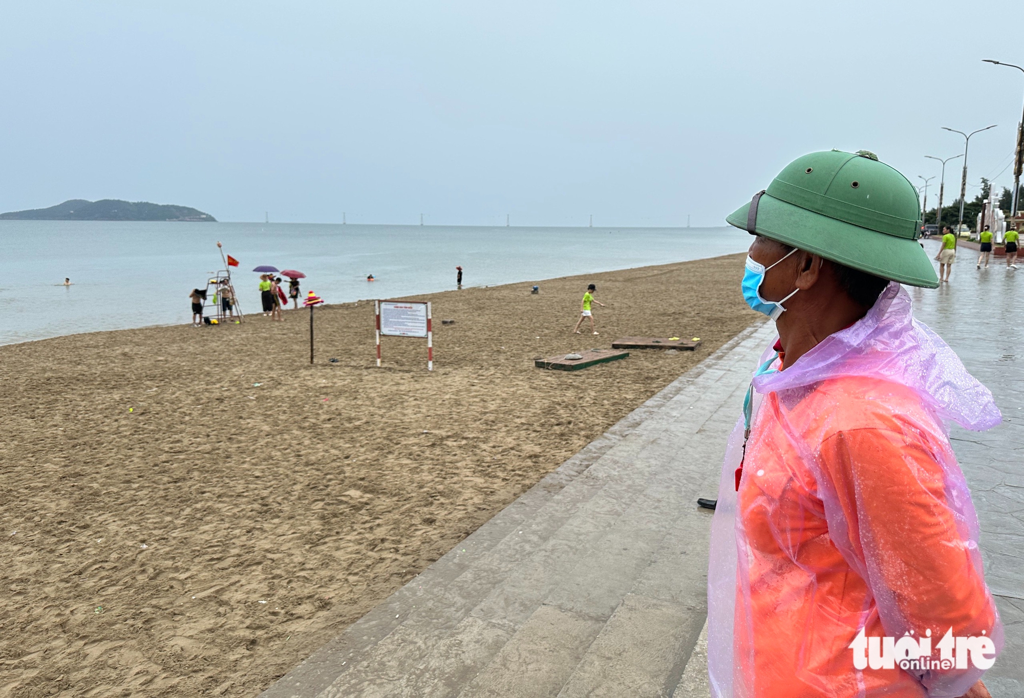 尽管有禁令，许多游客仍在第三号台风前在Cửa Lò海滩游泳