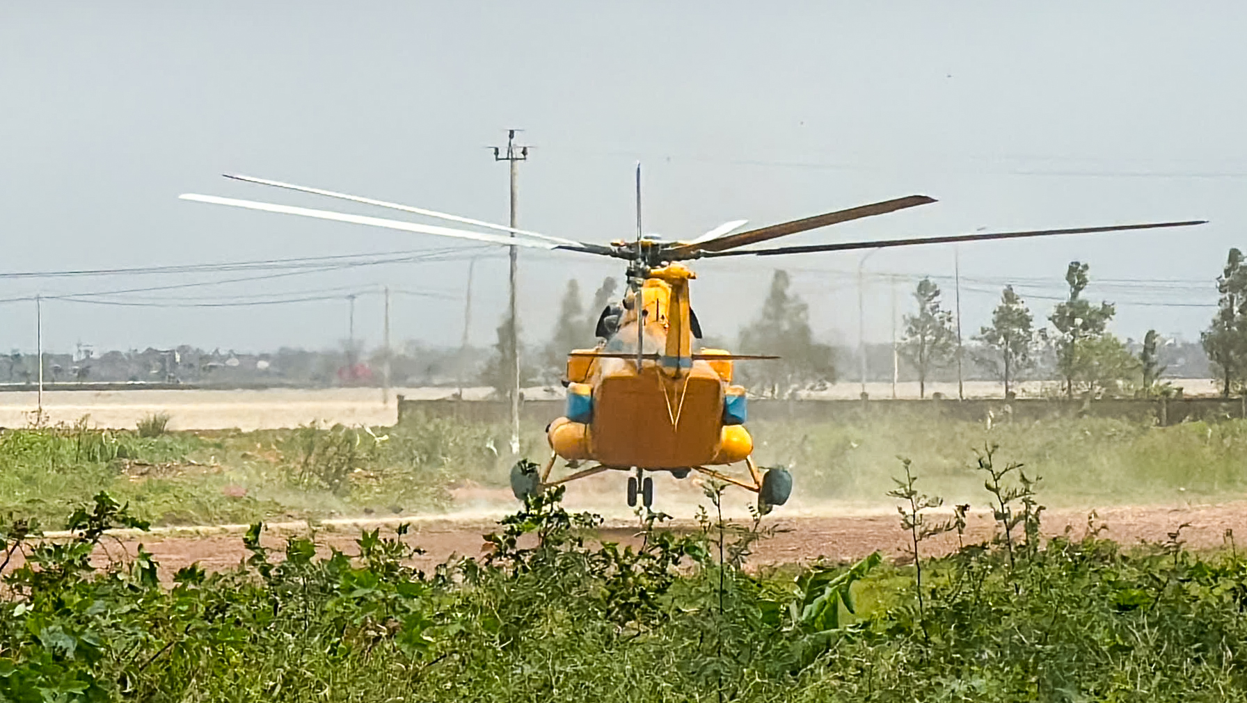 富安省旧地居民涌向第917团直升机降落点接收紧急救援物资