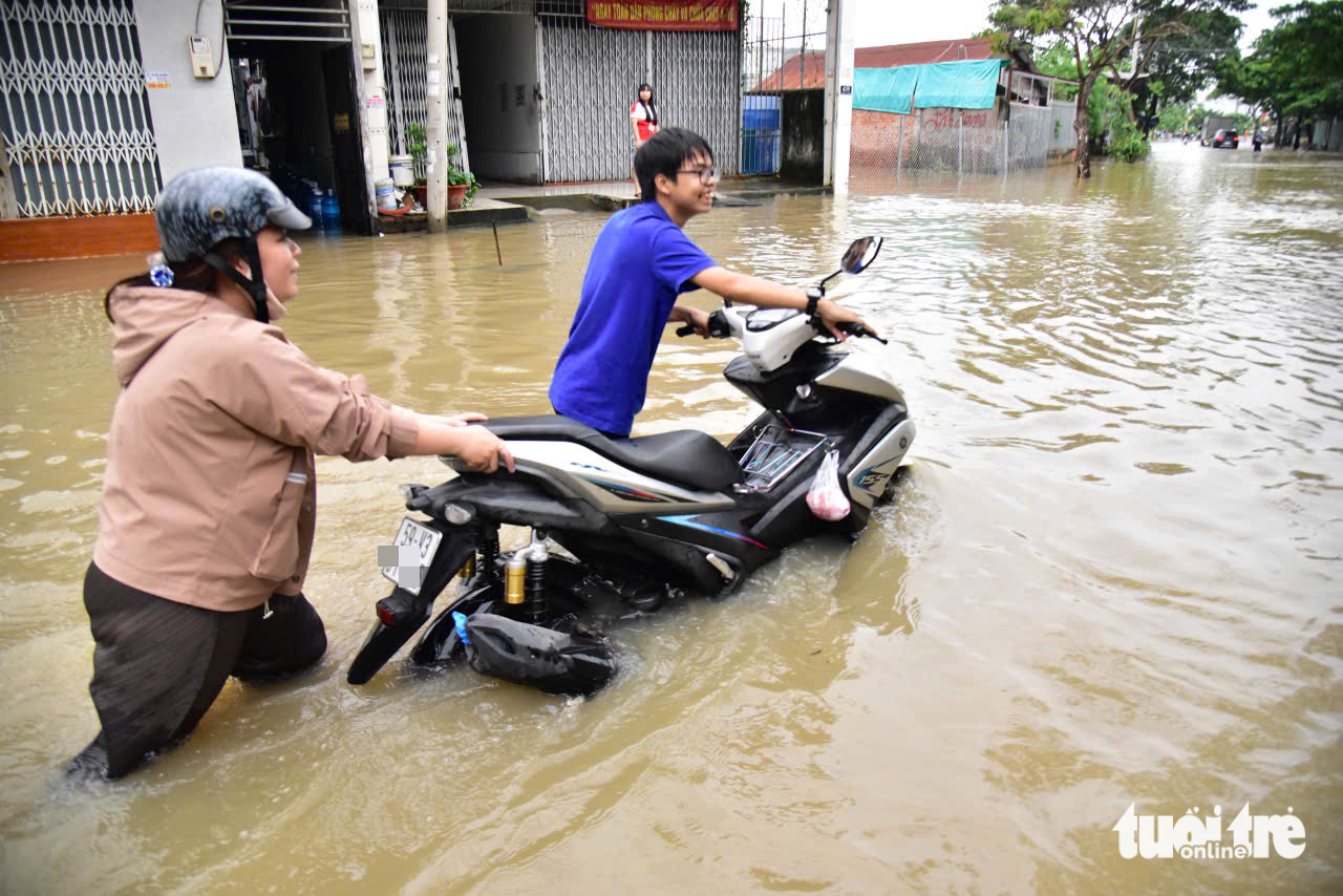 潮汐越过Thanh Đa的屏障，在Hiệp Phước淹没半辆车